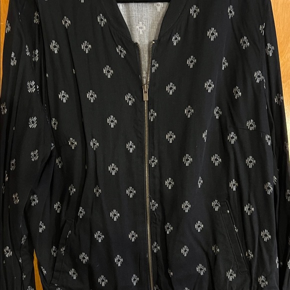 Old Navy Black and White Knit lightweight jacket - Picture 3 of 3